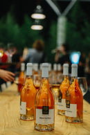 試飲会で、ルカツィテリのボトルがテーブルに並ぶ様子