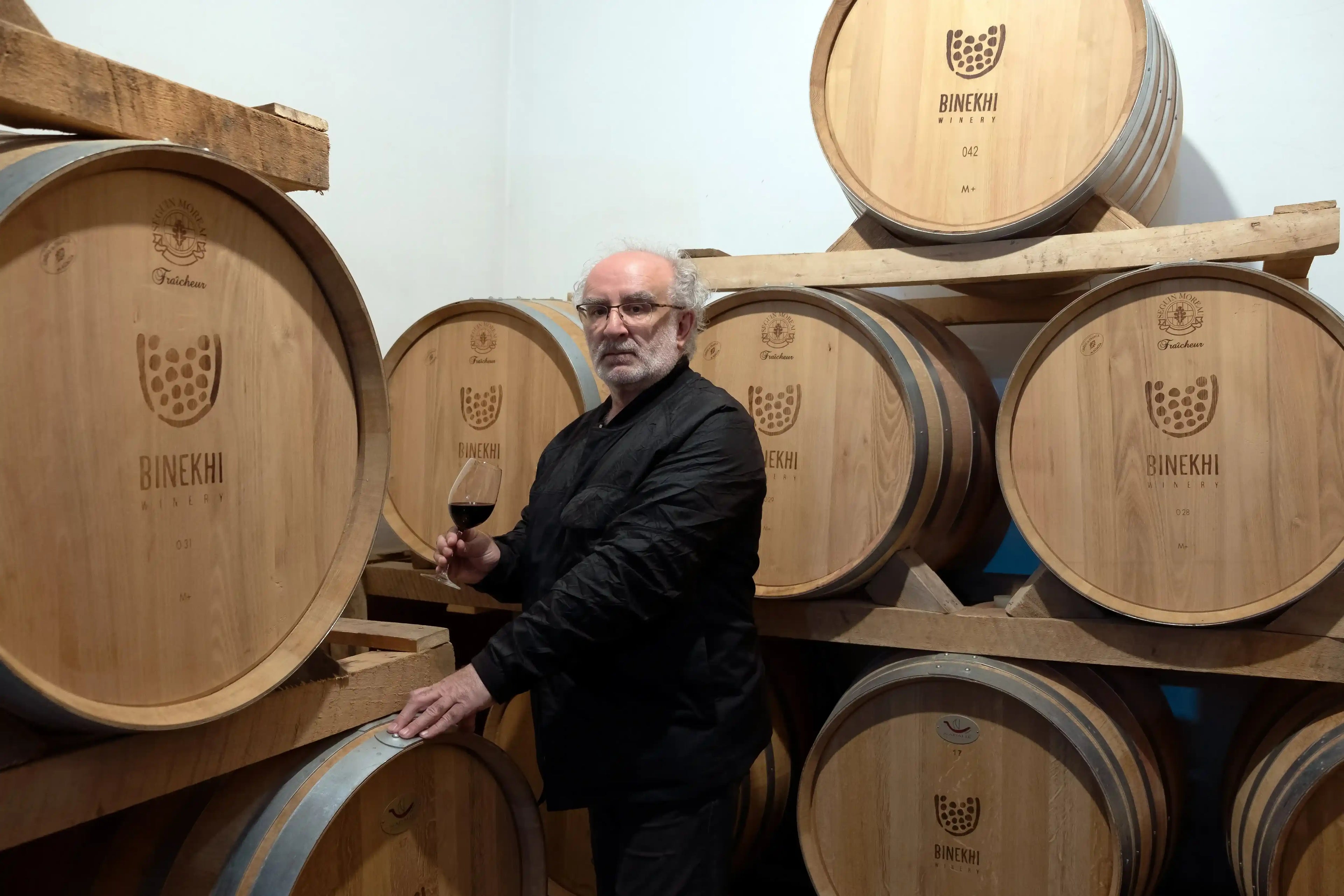 Binekhiワイナリーのセラーで樽の熟成を見守る醸造家、バチャナ氏。