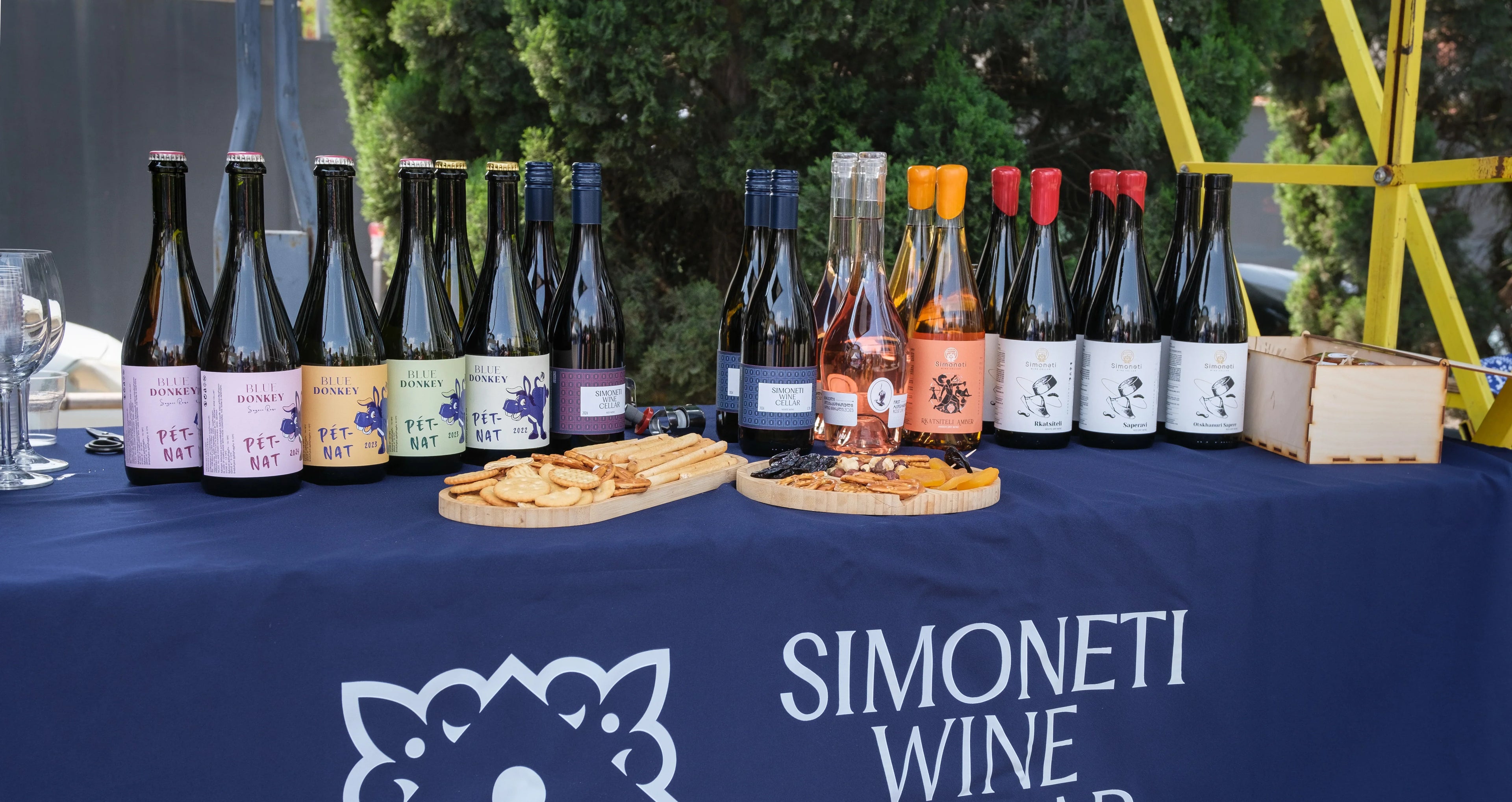 Simonetiワイナリーの試飲会で、様々なボトルが並ぶテーブル