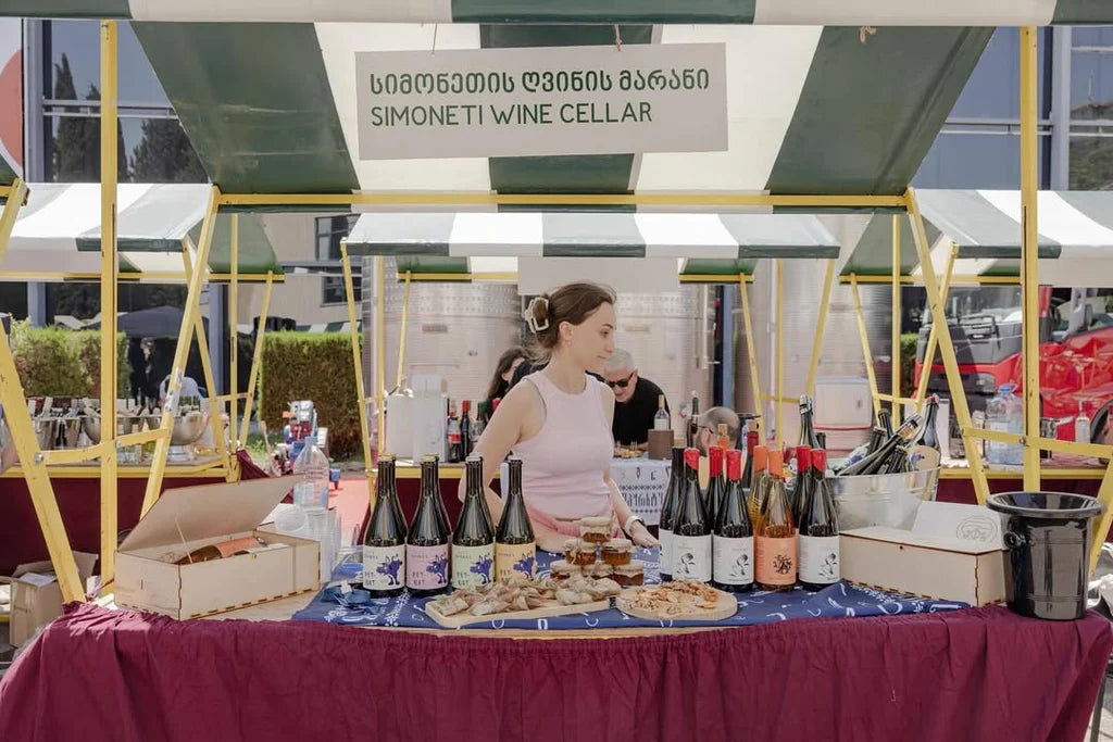 ワインエキスポで、Simonetiワイナリーのブースに立つスタッフ
