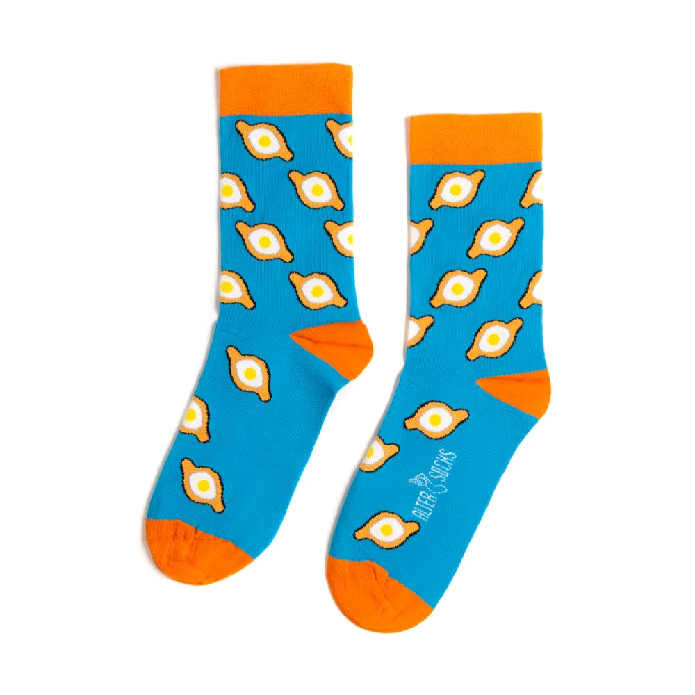 アジャルリ・ハチャプリ柄ソックスの青地に目玉焼きの柄。トビリシ発AlterSocks