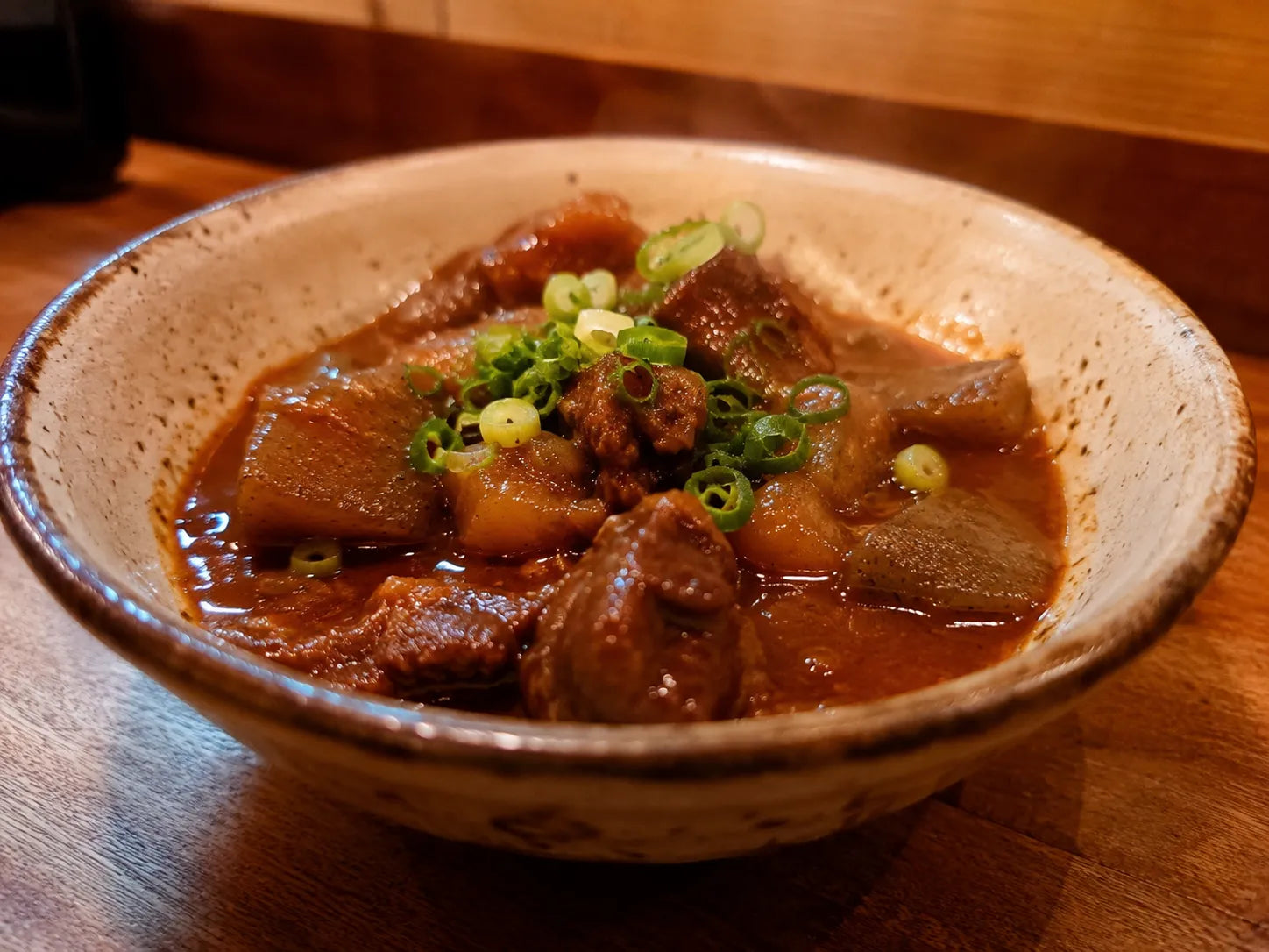 ワインとのペアリングに合う牛肉とこんにゃくの味噌煮込み、ねぎを散らした小鉢