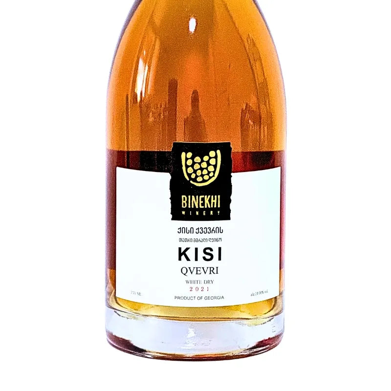 ジョージアの伝統製法クヴェヴリで造られたオレンジワイン「ビネヒ キ（BINEKHI KISI QVEVRI）」のボトルラベル。希少品種キシを使用した辛口白（アンバー）