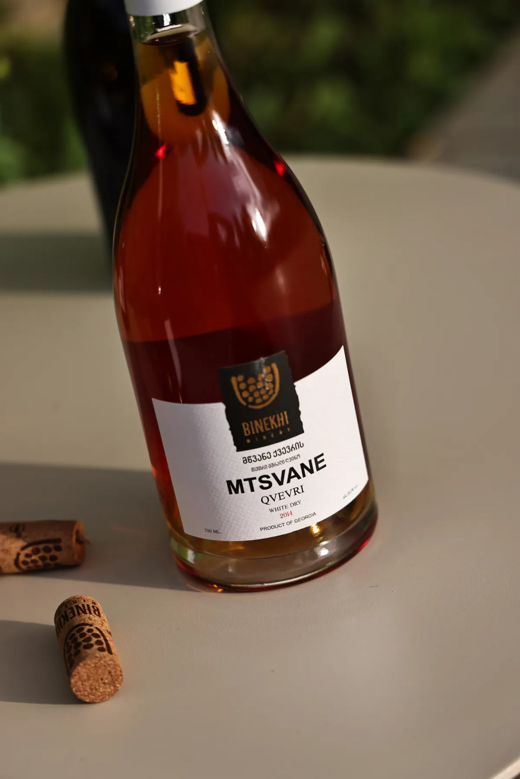 熟成された最高峰のジョージアワイン「ビネヒ ムツヴァネ クヴェヴリ（BINEKHI MTSVANE）」。手前にブランドロゴ入りの天然コルクを配したボトルショット