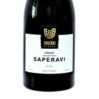ジョージアの赤ワイン「BINEKHI SAPERAVI（ビネヒ サペラビィ）」のボトルラベル正面。品種名、ワイナリー名、ロゴが明瞭に写ったクローズアップ写真