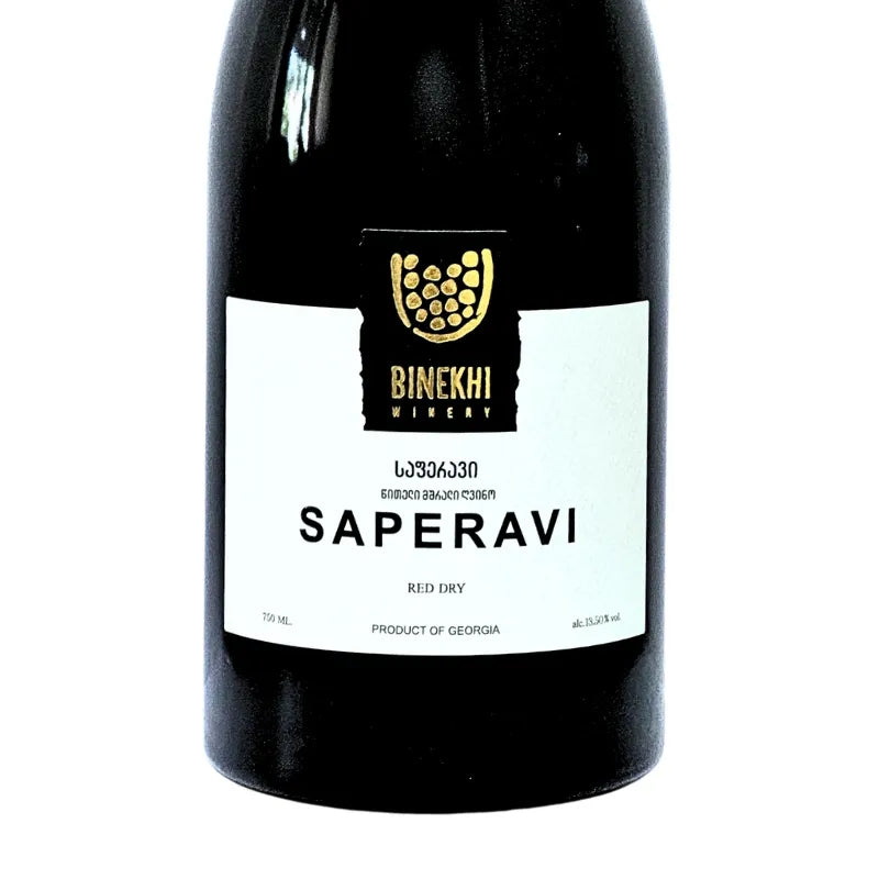 ジョージアの赤ワイン「BINEKHI SAPERAVI（ビネヒ サペラビィ）」のボトルラベル正面。品種名、ワイナリー名、ロゴが明瞭に写ったクローズアップ写真
