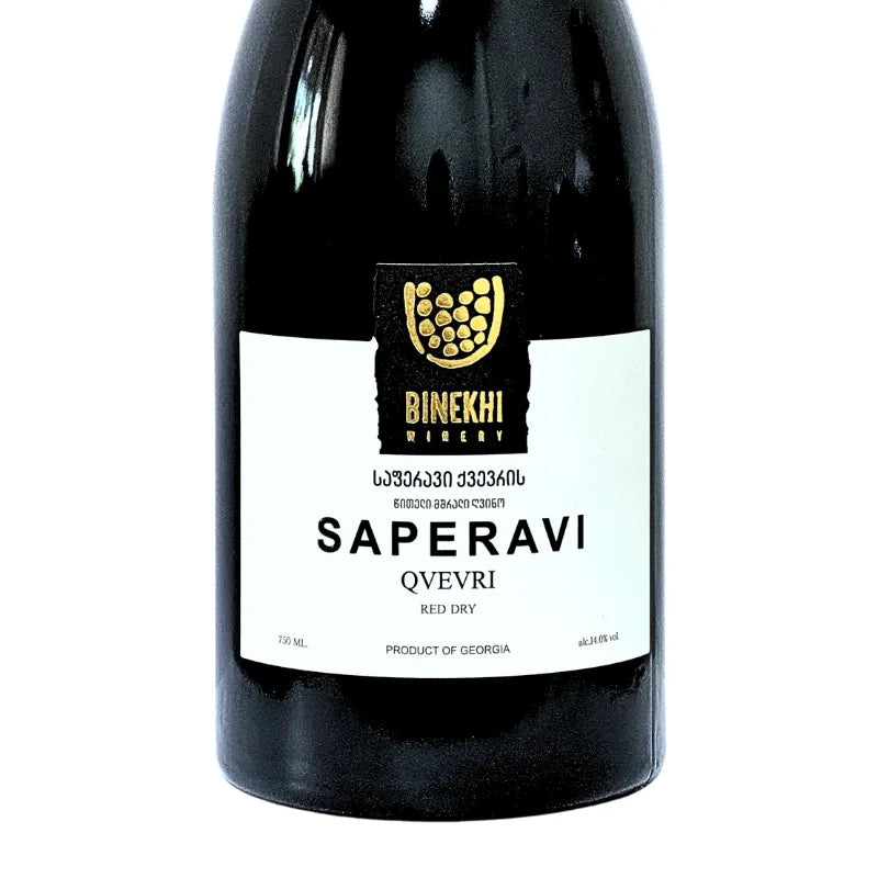 ジョージアの赤ワイン「ビネヒ・サペラヴィ・クヴェヴリ（BINEKHI SAPERAVI QVEVRI）」のボトル正面と白地のボトルラベル