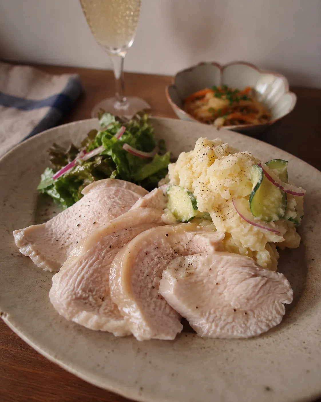 白ワインとのペアリングに合うしっとり茹で鶏むね肉とポテトサラダの皿