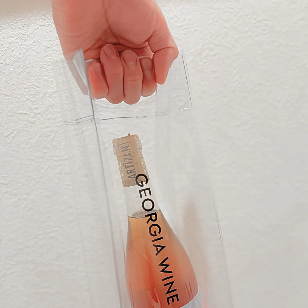 ジョージアのオレンジワインをPVCバッグに入れて持ち運ぶ様子