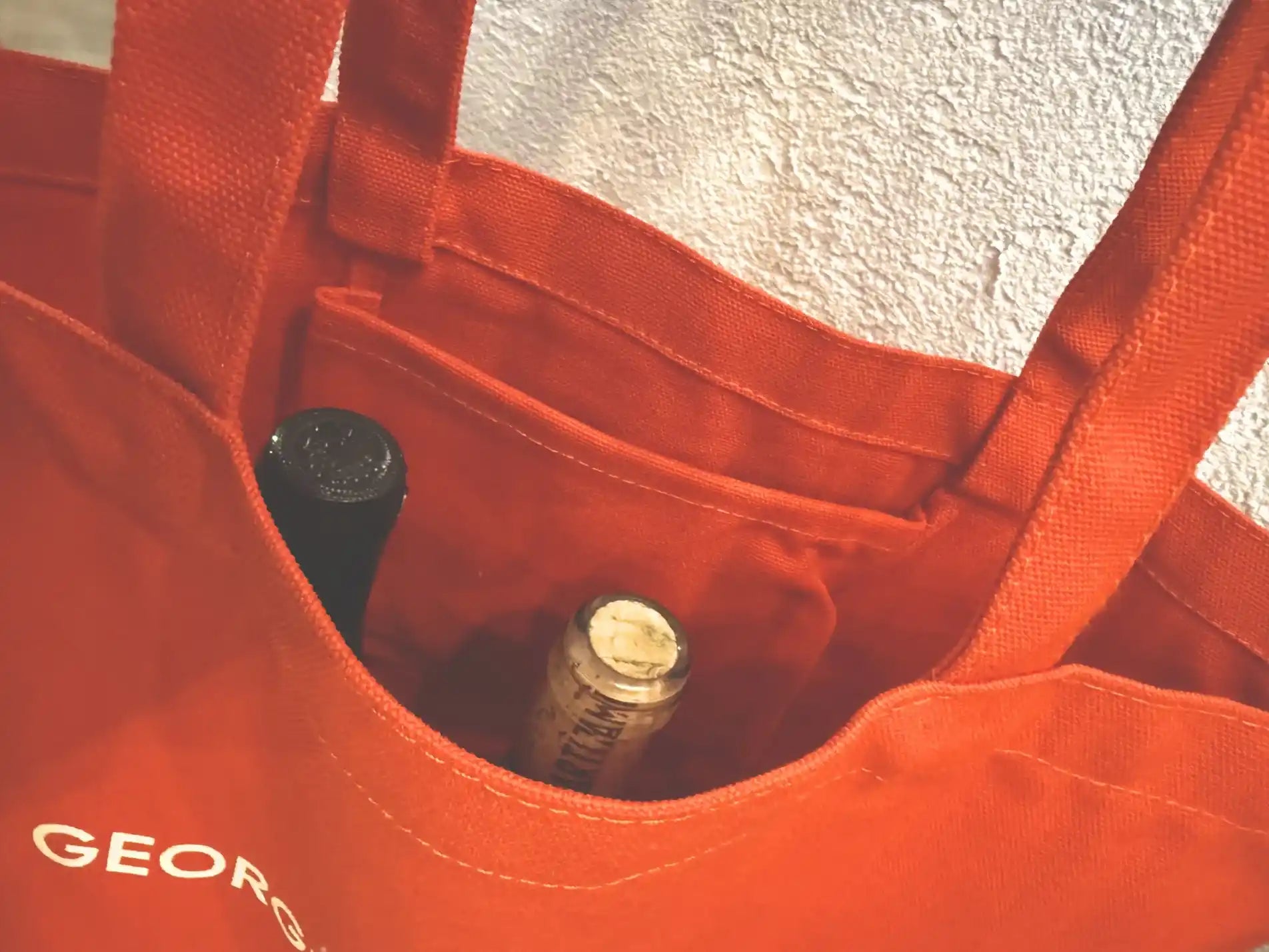 2本のジョージアワインがバッグに入ってる様子