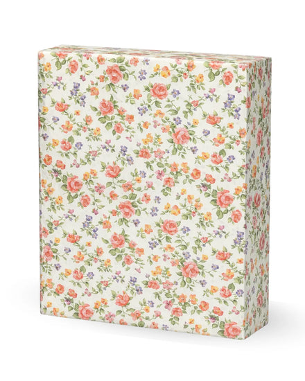 花柄のラッピングで包んだ、公式ジョージアワインストアのギフトボックス