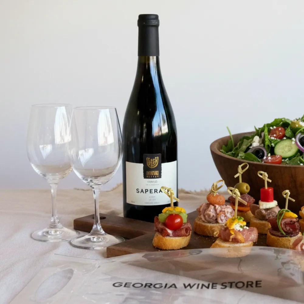 ジョージアワインと料理が並ぶホームパティーのテーブル