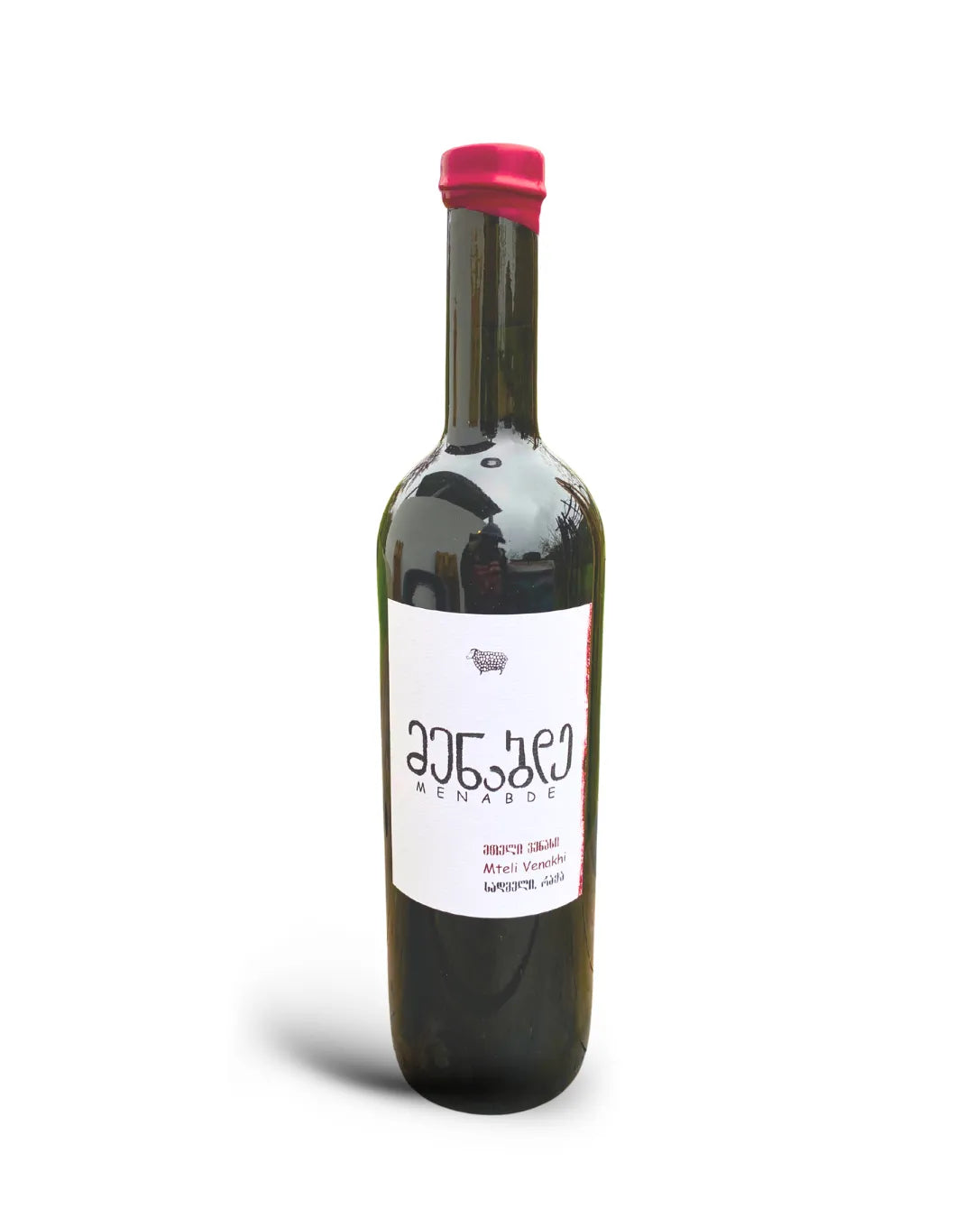 ラチャ地方のブドウ畑を背景に置かれた、Menabdeワイナリーのジョージアワインの赤ワインボトル