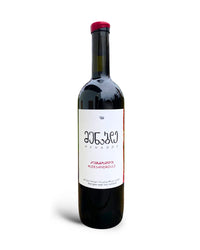 ラチャ地方の自然の中で、Menabdeワイナリーのジョージアワインの赤ワインボトル