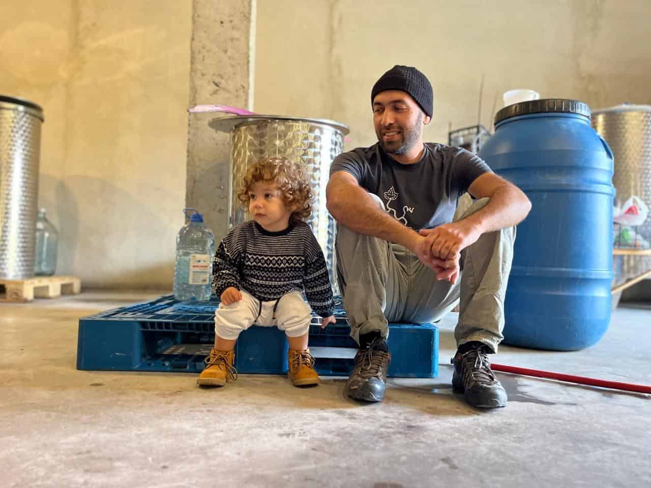 ラチャ地方のMenabdeワイナリーのオーナーが、子供と一緒にセラーで休憩中