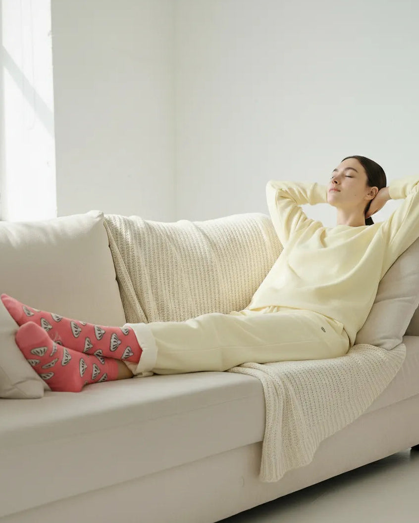 ジョージア人のモデルがワイン通販サイトのグッズを着用する様子