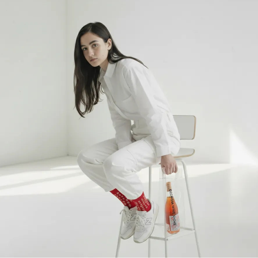 ジョージアのオレンジワインを持つ女性