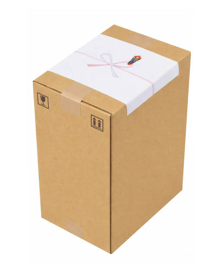 熨斗紙を掛けた状態で梱包されたワイン配送用段ボール箱。