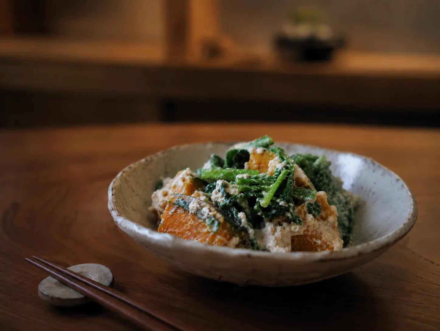 ワインとのペアリングに合うかぼちゃと青菜の白和え、器に盛った和の惣菜