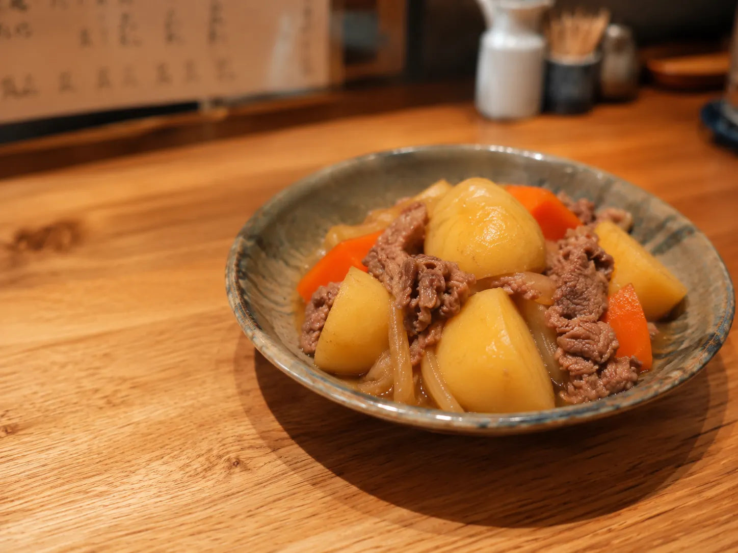 ワインとのペアリングにも合う肉じゃが、じゃがいもと牛肉の和の定番惣菜