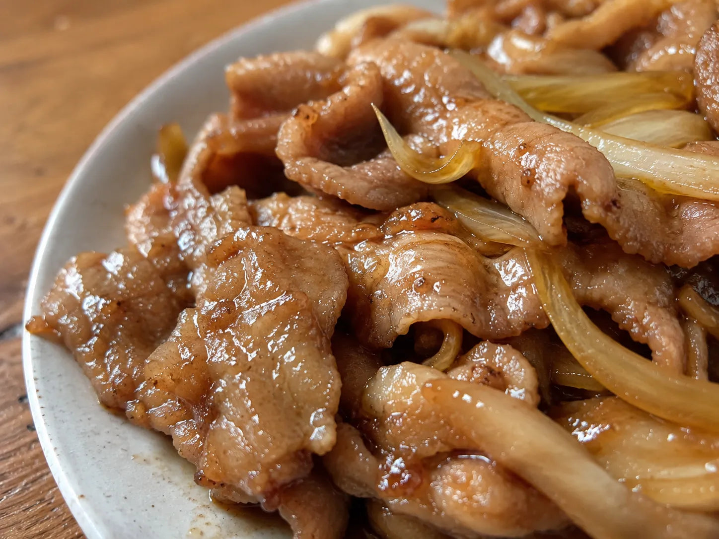 ワインとのペアリングに合う豚の生姜焼き、玉ねぎと絡めた照りのある寄り