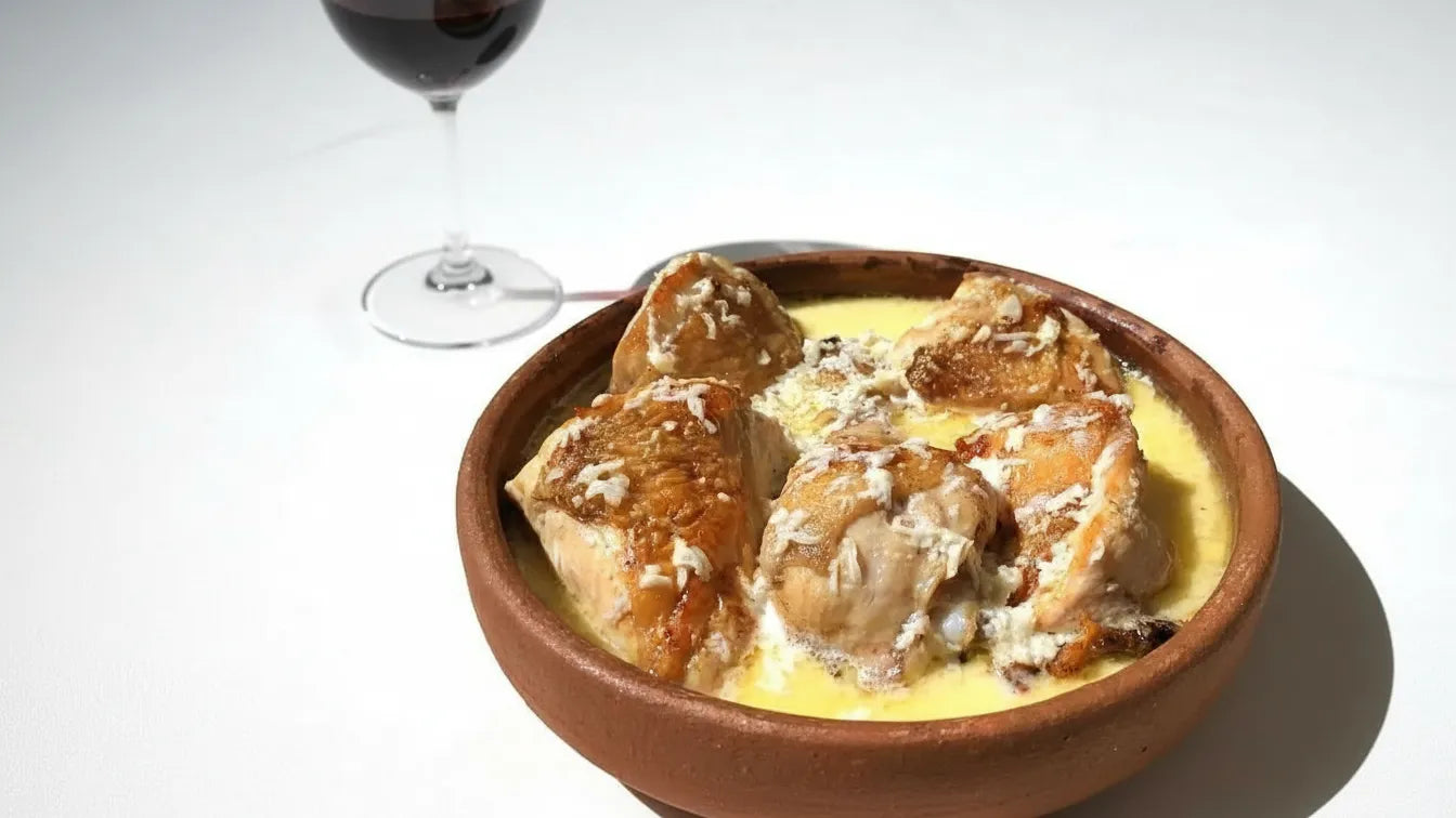 ジョージア料理のシュクメルリ。鶏肉をニンニク風味のクリームで煮込んだ郷土料理