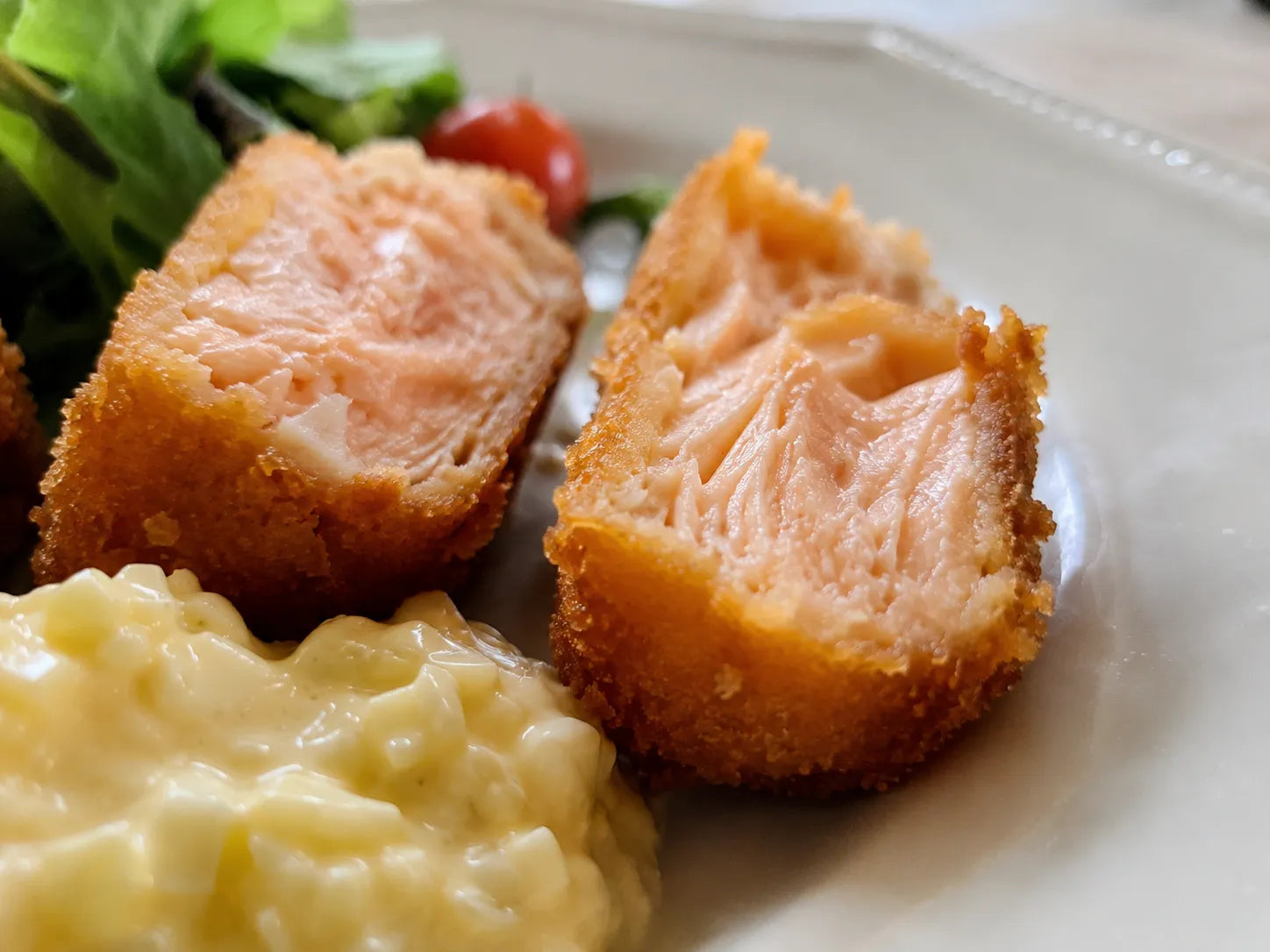 ワインとのペアリングに合うサーモンフライとタルタルソースの一皿