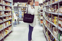 女性がジョージアワインを東京のスーパーマーケットで探す様子