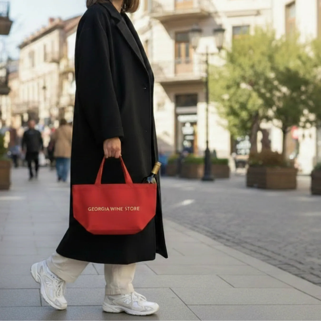 東京でジョージアワインを購入する女性