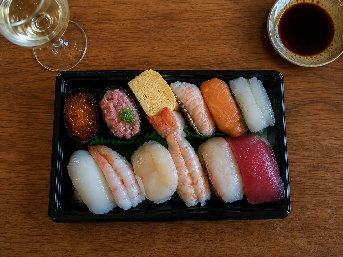 白ワインとのペアリングで楽しむ握り寿司の盛り合わせ、醤油を添えて