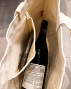 トートバックに入れたジョージアワインと携帯電話