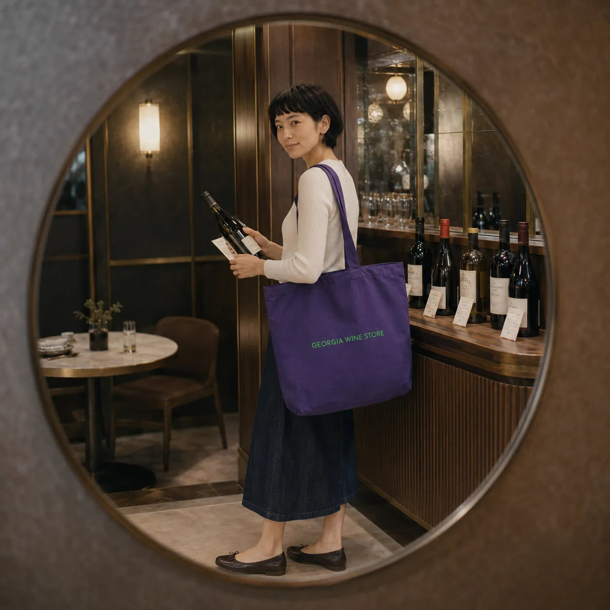 ギフトのワインボトルを手にした女性を鏡越しに、パープルのトートバッグで