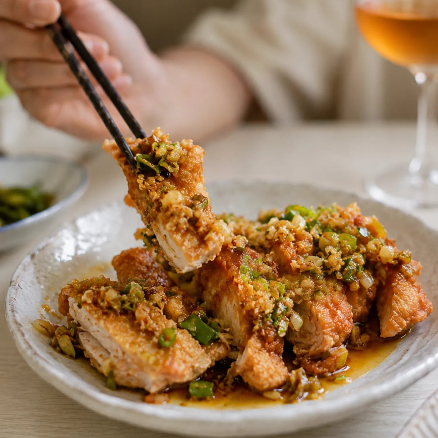 オレンジワインとのペアリングで味わう油淋鶏、香味ねぎだれの唐揚げ